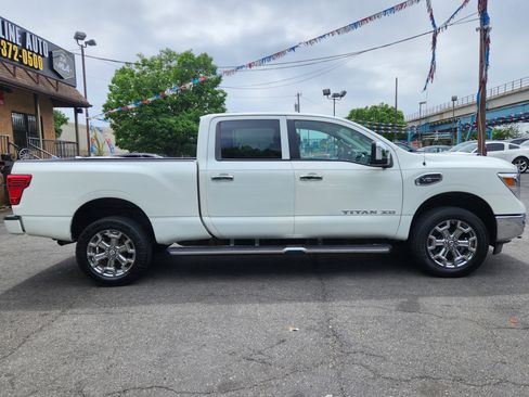 Used 2019 Nissan Titan SL w/ Chrome Package AWD/4WD image 6