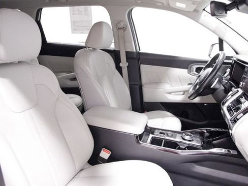 Used 2022 Kia Sorento SX Prestige w/ Panoramic Sunroof Package image 13