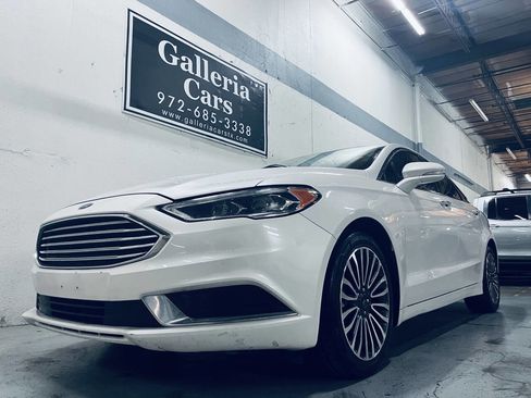 Used 2018 Ford Fusion SE w/ Fusion SE Technology Package FWD image 2