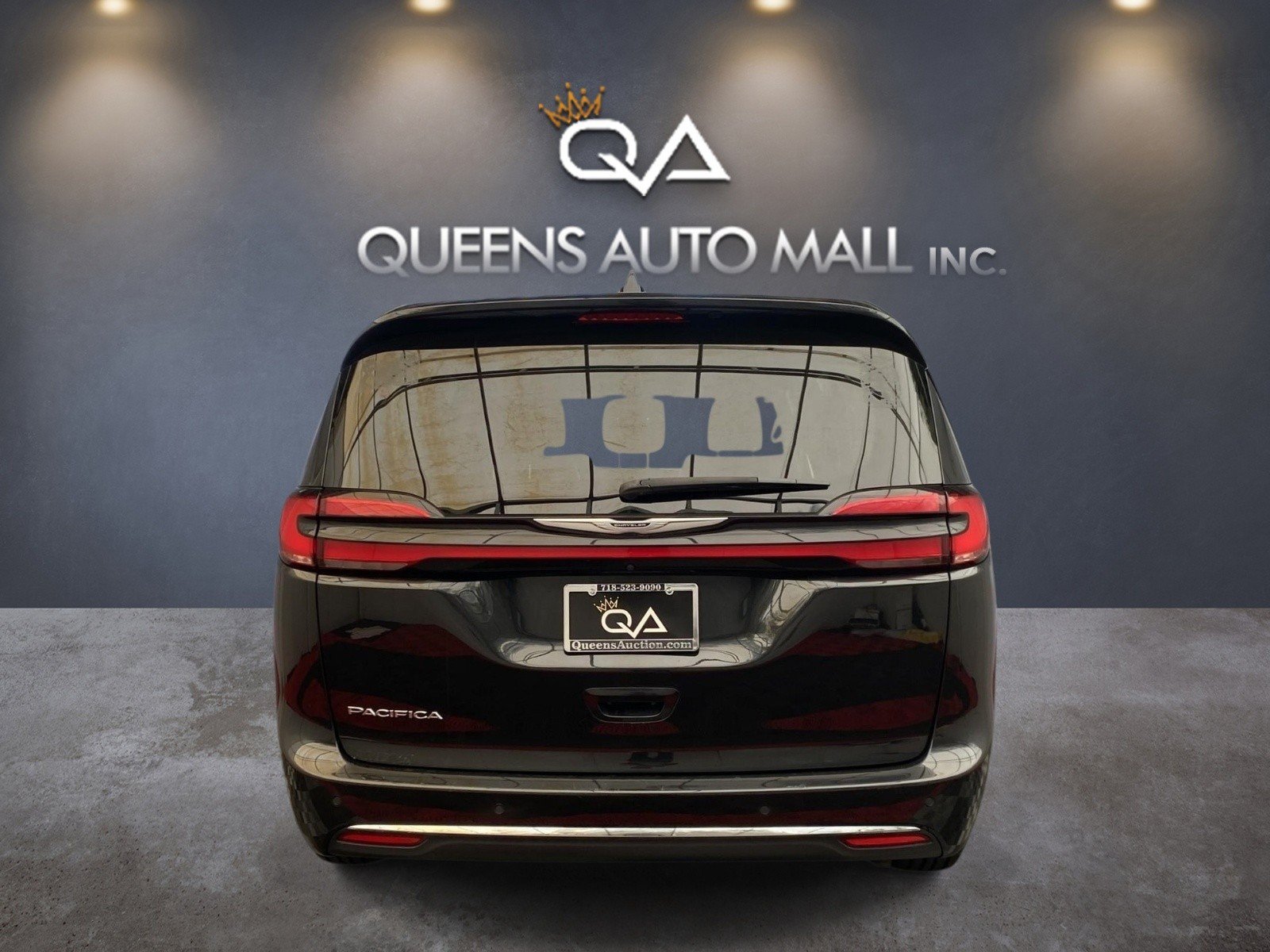 Used 2024 Chrysler Pacifica Touring-L FWD image 5