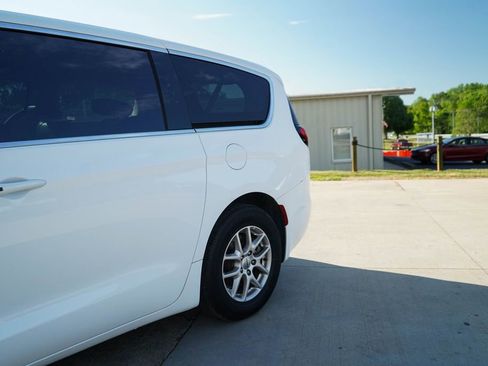 Used 2024 Chrysler Pacifica Touring-L image 20