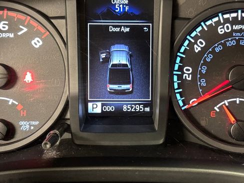 Used 2018 Toyota Tacoma SR w/ SR Convenience Package image 37