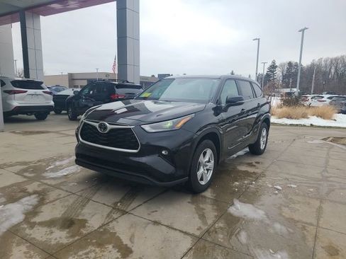 Used 2024 Toyota Highlander LE image 3