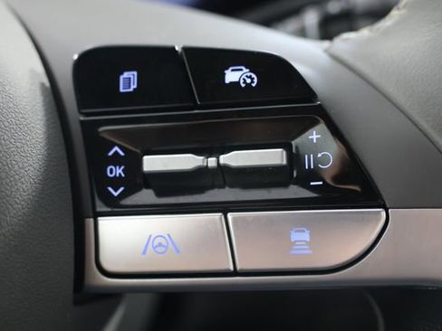 Used 2025 Hyundai Elantra SEL FWD image 12