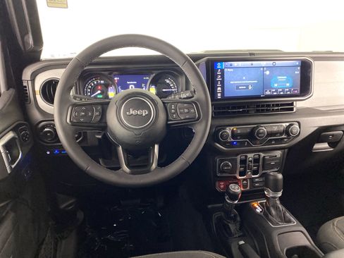 Used 2025 Jeep Wrangler Willys image 18