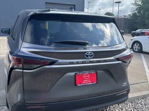 Used 2024 Toyota Sienna XLE FWD image 4