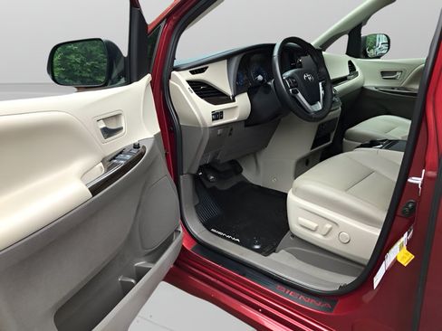 Certified 2020 Toyota Sienna XLE w/ XLE Navigation Package AWD/4WD image 11