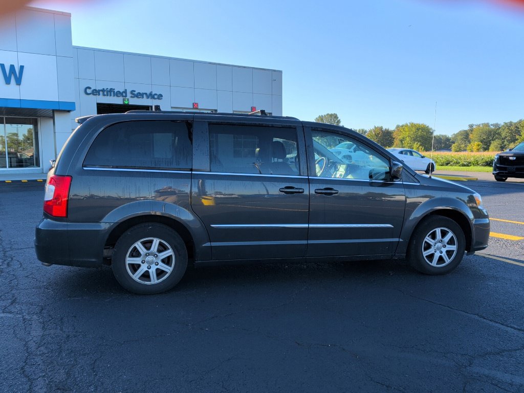 Used 2011 Chrysler Town & Country Touring FWD image 5