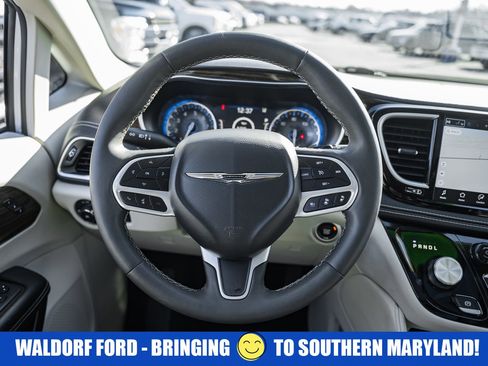 Used 2023 Chrysler Pacifica Limited image 32