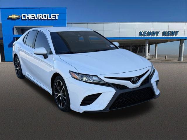 Used 2020 Toyota Camry SE w/ Blackout Package FWD image 1