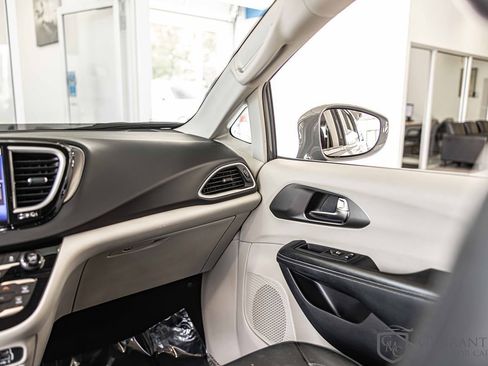 Used 2022 Chrysler Pacifica Touring-L image 40