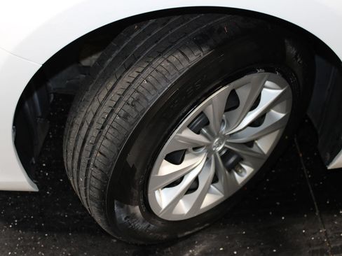 Used 2016 Toyota Camry LE FWD image 31