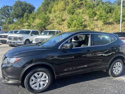 Used 2018 Nissan Rogue Sport S FWD image 2