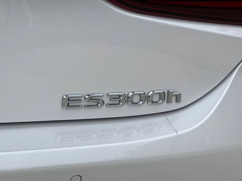 Used 2025 Lexus ES 300h w/ Accessory Package (Z2) FWD image 27