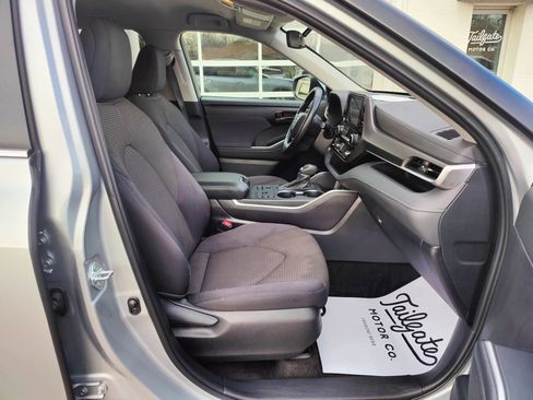 Used 2024 Toyota Highlander LE image 11