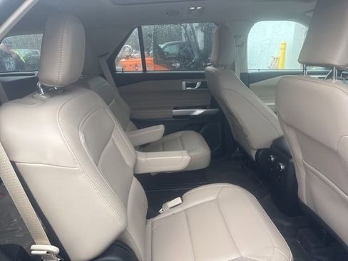 Used 2022 Ford Explorer XLT w/ Equipment Group 202A image 5