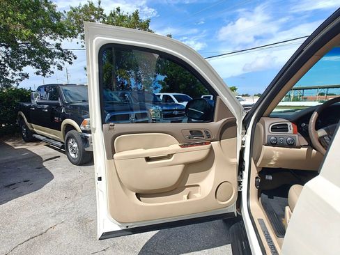 Used 2013 Chevrolet Avalanche LTZ AWD/4WD image 11