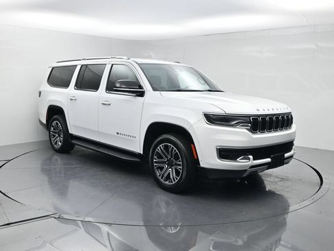 Used 2024 Jeep Wagoneer L Series II RWD image 2