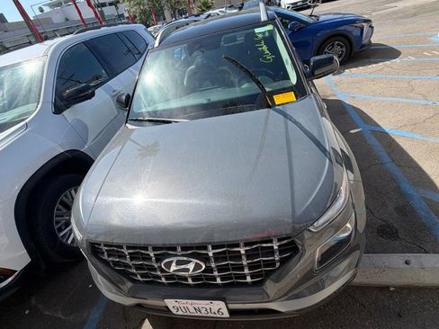Used 2025 Hyundai Venue Limited FWD image 2