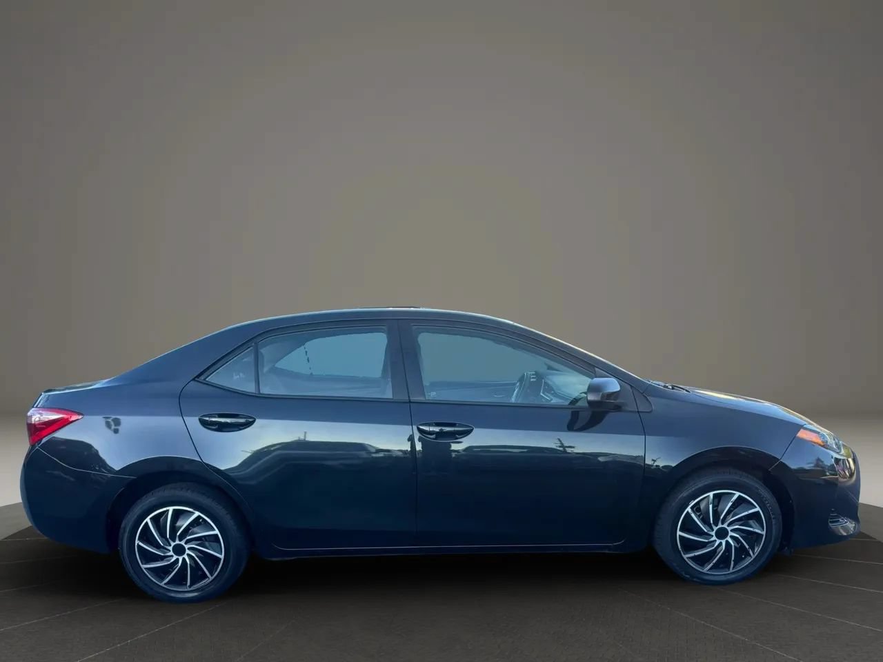 Used 2017 Toyota Corolla LE FWD image 5