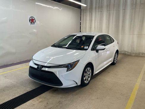 Used 2025 Toyota Corolla LE w/ Convenience Package FWD image 1