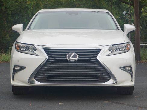 Used 2017 Lexus ES 350 w/ Luxury Package FWD image 2