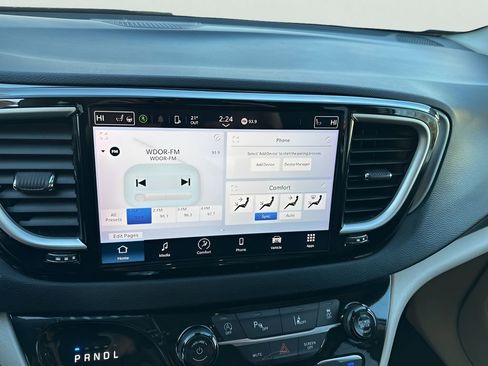 Used 2024 Chrysler Pacifica Touring-L FWD image 16
