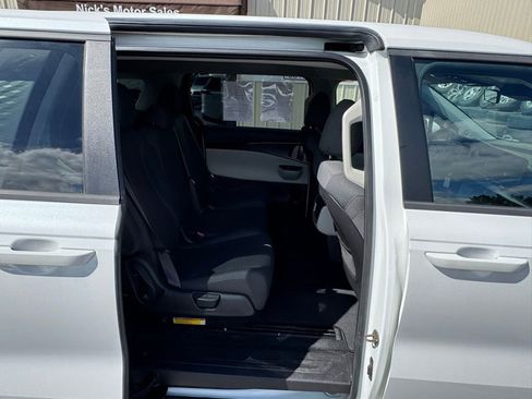 Used 2022 Kia Carnival LX image 31