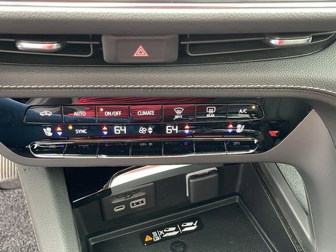 Certified 2023 Buick Envision Avenir image 18