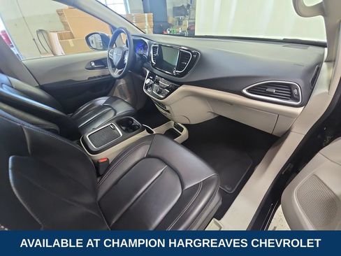 Used 2023 Chrysler Pacifica Touring-L FWD image 37