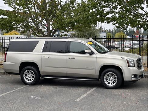 Used 2017 GMC Yukon XL SLT image 1