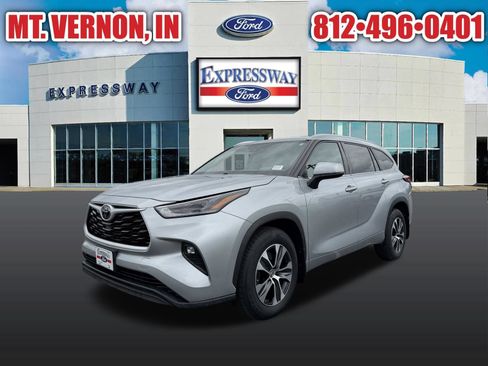 Used 2021 Toyota Highlander XLE AWD/4WD image 1