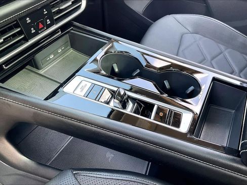 Used 2024 Volkswagen Atlas SE image 18