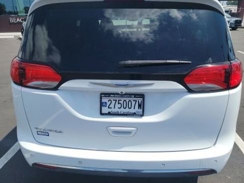 Used 2018 Chrysler Pacifica Touring-L w/ Advanced Safetytec Group FWD image 8