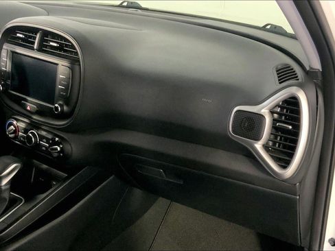 Used 2025 Kia Soul LX w/ LX Technology Package FWD image 16