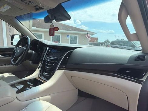 Used 2018 Cadillac Escalade ESV Luxury RWD image 10