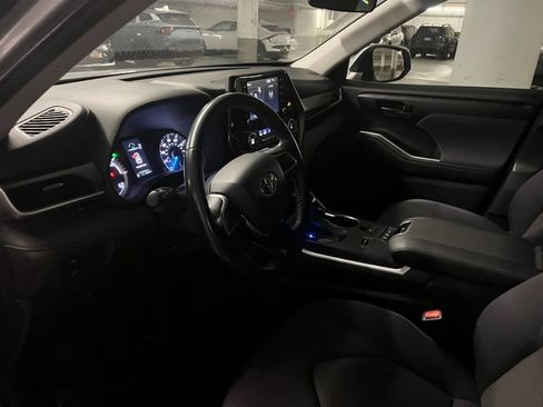 Used 2021 Toyota Highlander LE AWD/4WD image 8