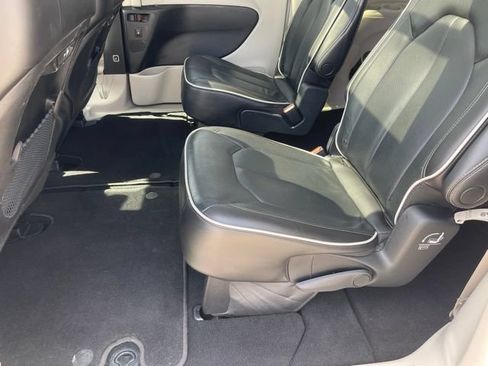 Used 2023 Chrysler Pacifica Limited FWD image 18