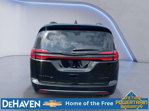 Used 2025 Chrysler Pacifica Limited FWD image 5