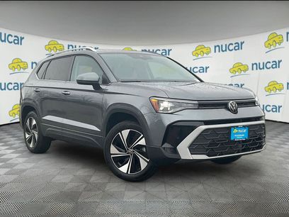 Used 2025 Volkswagen Taos SE w/ Panoramic Sunroof Package