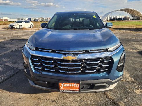 Used 2025 Chevrolet Equinox LT image 2