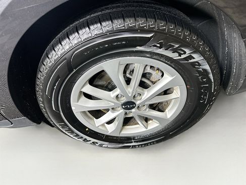 Used 2024 Kia Carnival LX image 11