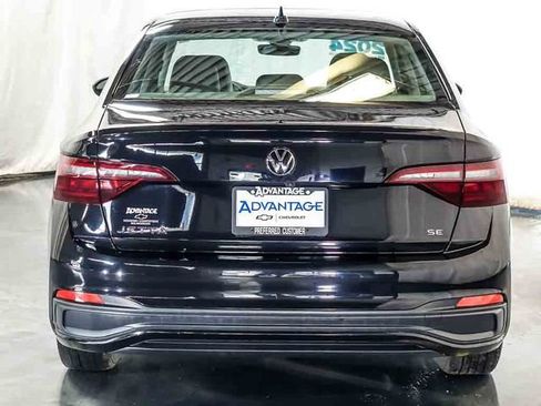 Used 2024 Volkswagen Jetta SE FWD image 8