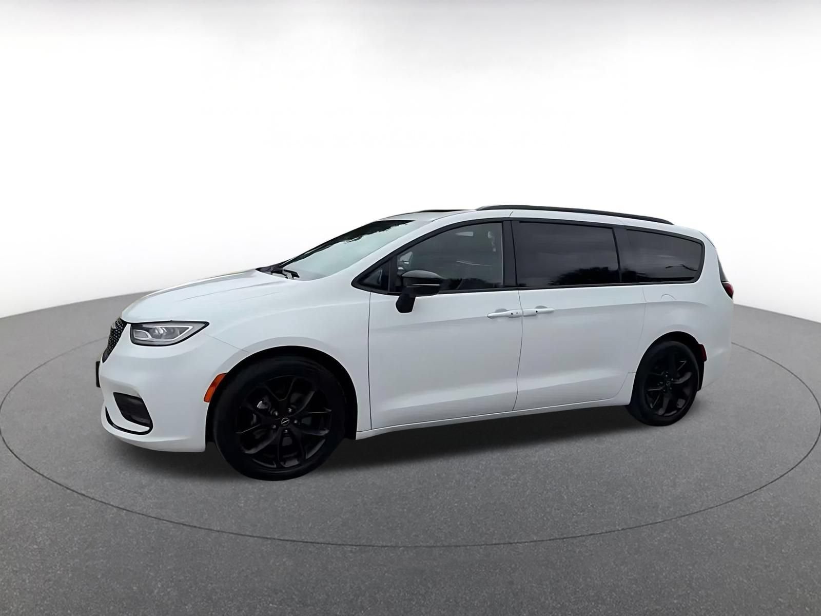 Used 2025 Chrysler Pacifica Limited FWD image 7