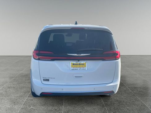 New 2026 Chrysler Pacifica Select image 4