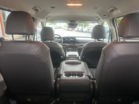 Used 2025 Kia Carnival FWD image 16