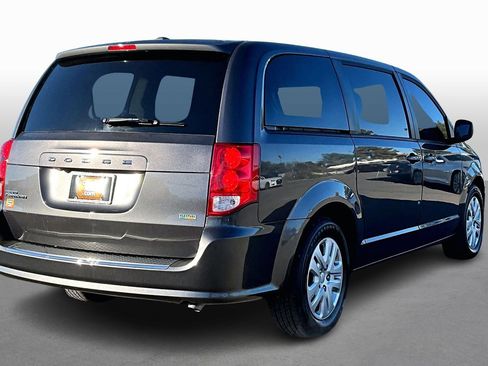 Used 2018 Dodge Grand Caravan SE w/ UConnect Hands-Free Group image 2