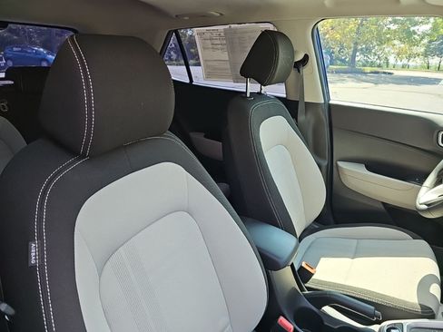 Used 2023 Hyundai Venue SEL FWD image 11