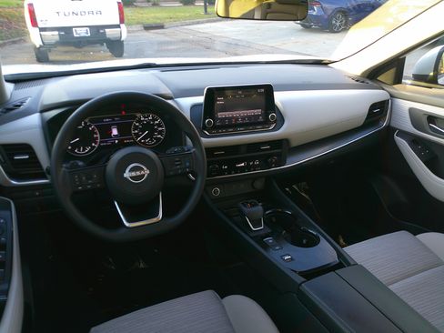 Used 2023 Nissan Rogue SV image 32