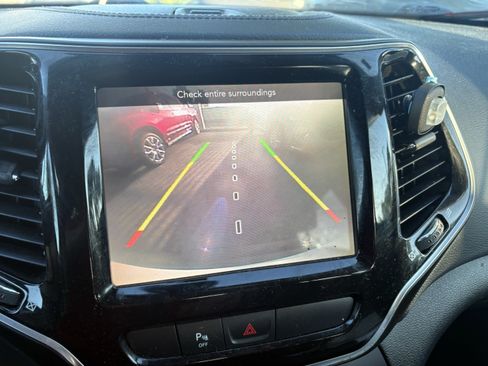 Used 2019 Jeep Cherokee Limited FWD image 12